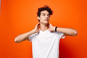 de bonne humeur gars avec frisé cheveux faire des gestes avec mains tondu vue photo