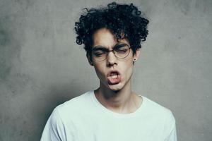 homme avec des lunettes frisé cheveux blanc T-shirt studio émotion photo