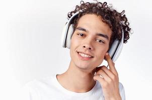 content gars avec écouteurs frisé cheveux émotions fermer photo