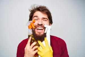 de bonne humeur homme avec détergent dans mains le rendu de prestations de service tondu vue fermer photo