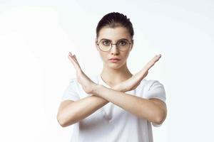 femme dans blanc T-shirt avec des lunettes avec pauvres vue traitement photo