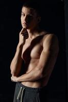 des sports gars aux seins nus biceps modèle aptitude bodybuilder noir Contexte photo