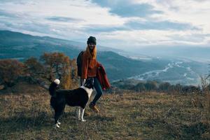 femmes en marchant suivant à le chien dans la nature paysage montagnes Voyage photo