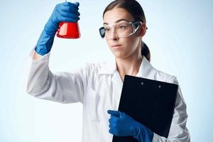 femme dans blanc manteau médicament biotechnologie laboratoire photo