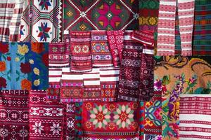 slave brodé les serviettes. nationale ukrainien ou biélorusse ethnique motifs sur le tissu. photo