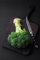 brut Frais brocoli sur une noir Accueil cuisine table photo