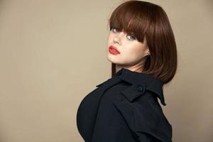 jolie femme noir manteau brillant maquillage réjouissance studio de face photo