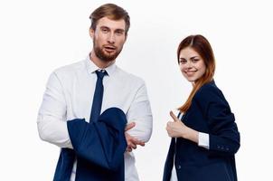 travail collègues sont permanent à côté de financier gestionnaires Bureau lumière Contexte photo