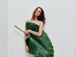 femme avec vert paume feuille charme nu corps lumière Contexte photo