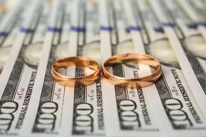 mariage anneaux sur le Contexte de argent photo