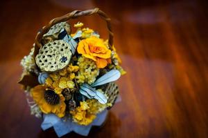 bouquet de fleurs séchées dans un panier photo