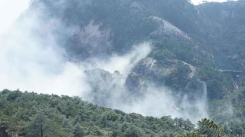 les beaux paysages de montagnes avec la forêt verte et la falaise rocheuse en éruption en arrière-plan dans la campagne de la chine photo