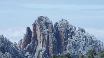 le magnifique congelé montagnes vue couvert par le blanc neige et la glace dans hiver photo