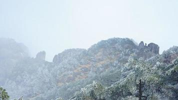 le magnifique congelé montagnes vue couvert par le blanc neige et la glace dans hiver photo