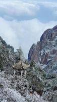 le magnifique congelé montagnes vue couvert par le blanc neige et la glace dans hiver photo