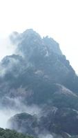 les beaux paysages de montagnes avec la forêt verte et la falaise rocheuse en éruption en arrière-plan dans la campagne de la chine photo