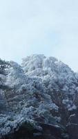 le magnifique congelé montagnes vue couvert par le blanc neige et la glace dans hiver photo