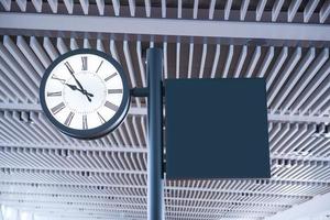 l'horloge à un international aéroport et signe photo