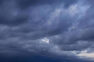 foncé pluie des nuages dans une ciel photo