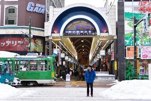 sapporo, Japon - Jan 13, 2017-tanukikoji rue vue de bâtiments, un de le plus populaire touristique les destinations dans sapporo, hokkaïdo, Japon. photo