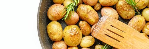 pommes de terre rôties dorées dans la peau