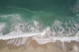 drone vue de plage avec vagues et turquoise l'eau photo