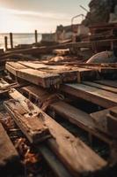 vieux en bois jetée sur le plage à le coucher du soleil. sélectif concentrer photo