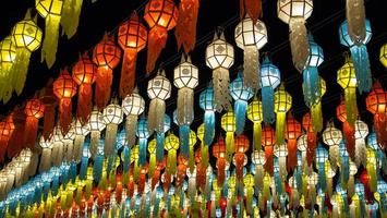 coloré pendaison lanternes éclairage sur nuit ciel dans loy Krathong Festival à nord de Thaïlande photo