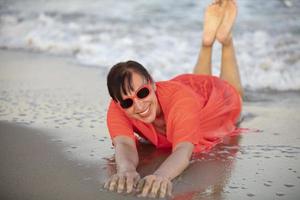 content femme à le mer..portrait de une Sénior femme baignade dans le mer photo