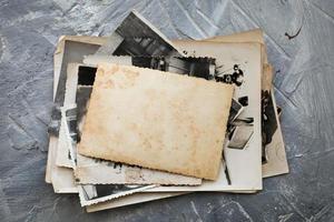 empiler vieux Photos sur gris Contexte. carte postale froissé et sale ancien.