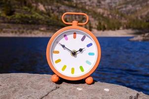 horloge sur un rocher photo