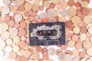 vieux cassette et pièces de monnaie photo