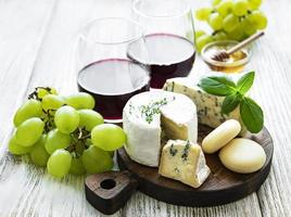 divers types de fromages, de raisins et de vins photo