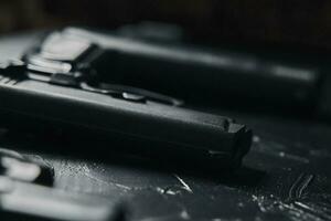 trois armes à feu sur une table noire photo
