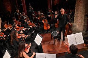 cervelle, Ravenne province, Italie Mars 03, 2023. giovanni sollima violoncelle effectue avec orchestre chérubins à le Darsena del vente dans cervelle, Italie photo