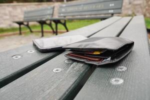 portefeuille gauche sur un banc dans le parc photo