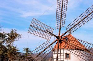 Moulin à vent dans le montagnes photo