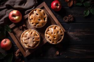 fait maison Pomme tarte. fait maison Pomme tartes sur en bois arrière-plan, Haut voir. classique l'automne action de grâces dessert - biologique Pomme tarte. génératif ai photo