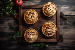 fait maison Pomme tarte. fait maison Pomme tartes sur en bois arrière-plan, Haut voir. classique l'automne action de grâces dessert - biologique Pomme tarte. génératif ai photo