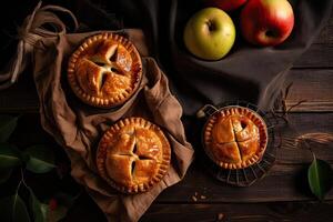 fait maison Pomme tarte. fait maison Pomme tartes sur en bois arrière-plan, Haut voir. classique l'automne action de grâces dessert - biologique Pomme tarte. génératif ai photo