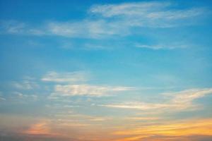 magnifique ciel le coucher du soleil avec nuage photo