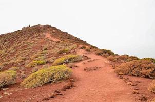 une chemin sur une colline photo