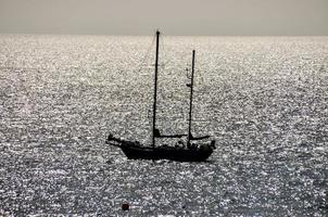 une bateau flottant sur le mer photo