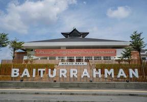 génial mosquée sur le semarang central Java, lorsque journée temps bleu ciel et nuageux. le photo est adapté à utilisation pour ramadhan affiche et musulman contenu médias.