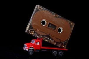 jouet voiture et une cassette photo