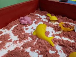 rouge le sable construire pour enfant jouets avec moulage. photo est adapté à utilisation pour jouets Contexte et enfant éducation contenu médias