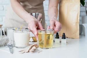 fermer de femme réglage le en bois mèche dans Fait main bougie photo