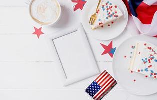 sucré gâteau avec Etats-Unis drapeau coloré arrose et étoiles et Vide Cadre pour maquette photo