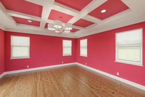 Couleur de le année pour 2023, viva magenta peint chambre avec à caissons plafond et difficile bois étages. photo