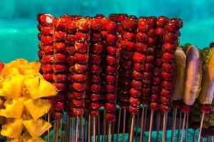 soie hulu ou chinois enduit de sucre fruit bâton. le casse-croûte de Chine dans le l'hiver. photo